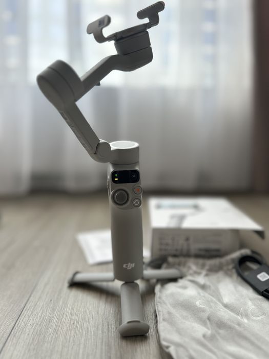 Новенький Стабілізатор відеозйомки DJI Osmo Mobile 7
