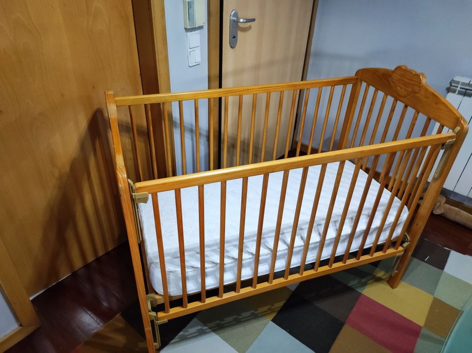 Cama de Madeira com Colchão