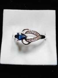 Nowy posrebrzany pierścionek z niebieskim oczkiem
