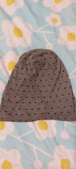 2 czapki szare w czarne serduszka