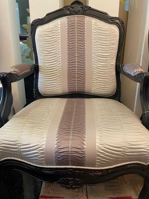Par de poltronas clássicas em madeira e estofo de exposição