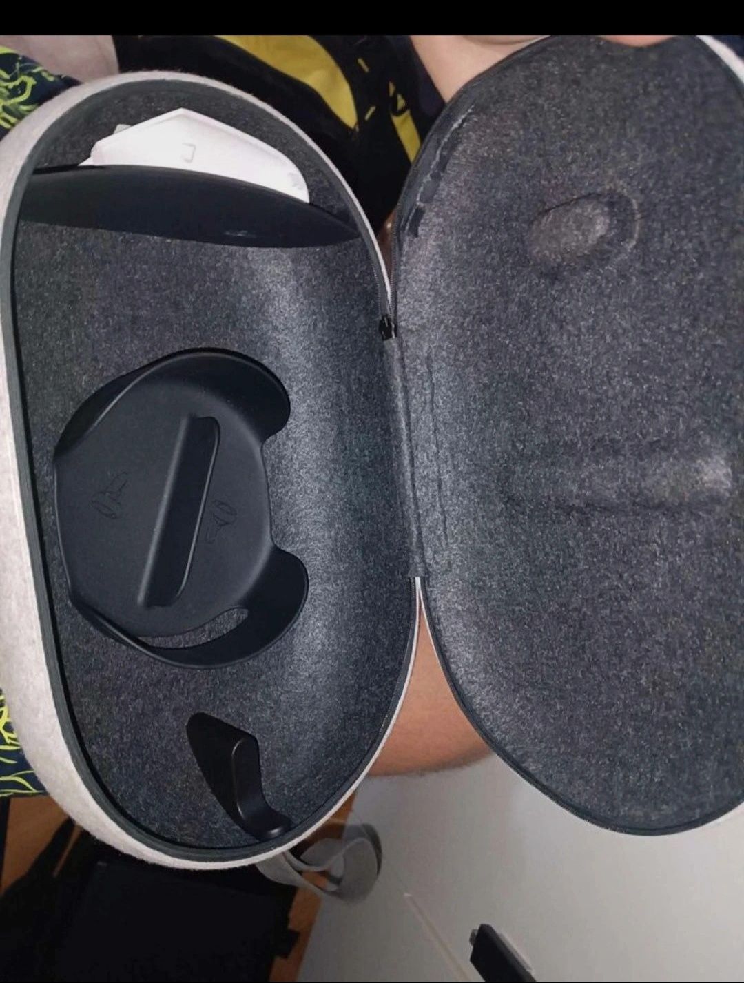 Oculus Quest 2 z orginalną stacją dokowania