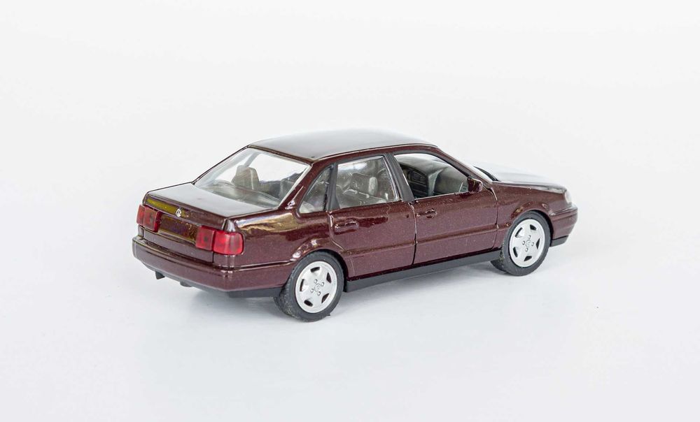 1:43 VW Passat B4 VR6 1988-93 braun metallic, Schabak #1044 Germany