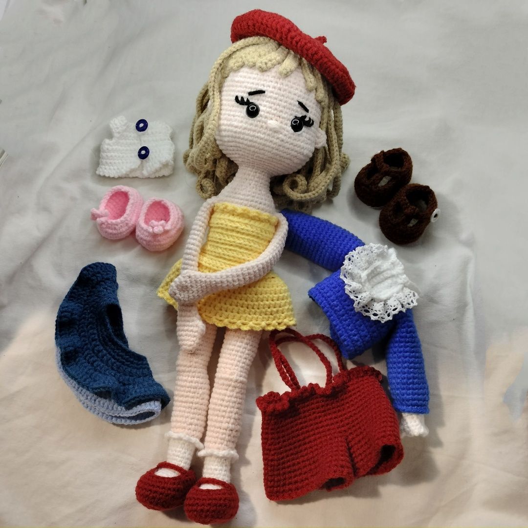 Maskotka LALKA przebieranki amigurumi zestaw ubranka handmade szydełko