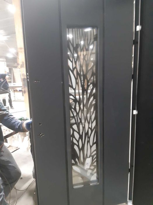 Вхідні двері захищені від вологи та сонця