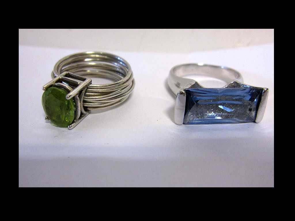 2 lindos anéis vintage em prata contrastada e pedras