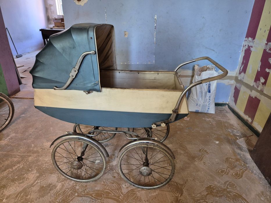 Stary wózek dziecięcy