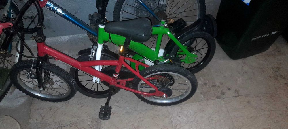 Duas bicicletas de crianças a precisar de alguns arranjos