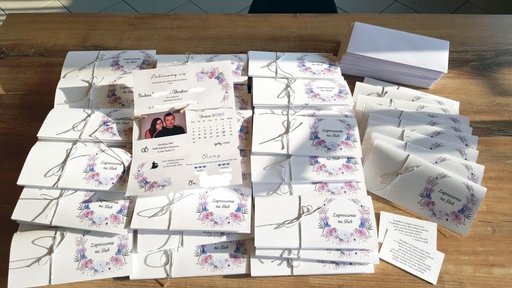 Zaproszenia ślubne ze zdjęciem, spinaczami, kwiaty