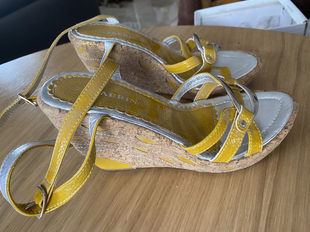 nowe sandaly na koturnie żółte srebrne dodatki musztardowe wysokie