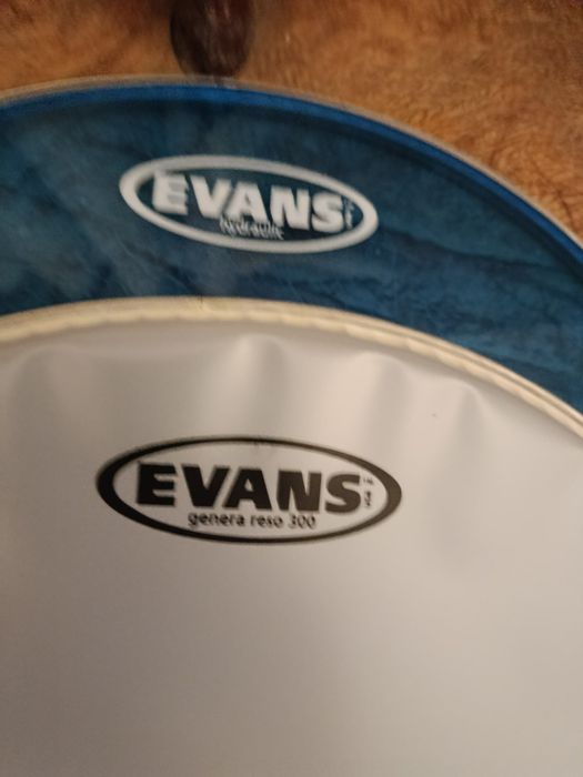 Продам пластік EVANS 14" пара