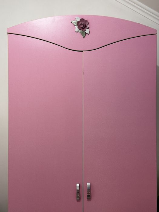 Дитяча спальня для дівчинки, ліжко, стіл, тусмба, шафа, матрац