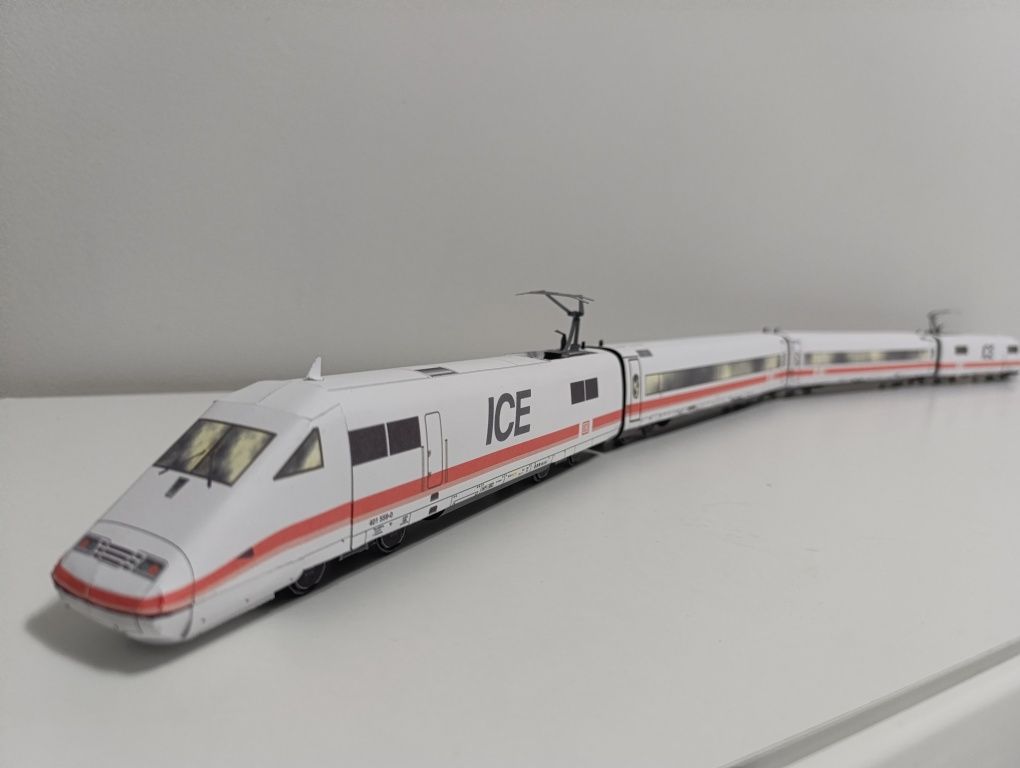 Model kartonowy zabawka pociąg expresowy ICE koleje niemieckie.  PKP I