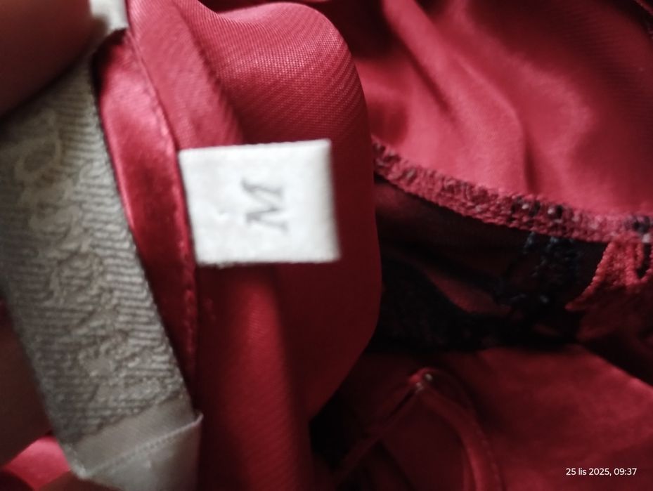 Czerwona halka z czarną koronką M