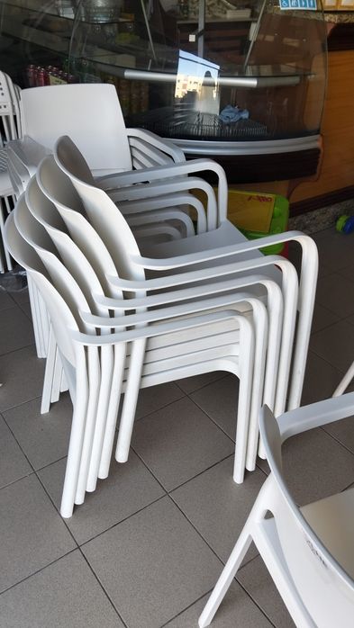 Mesas e cadeiras para café e afins