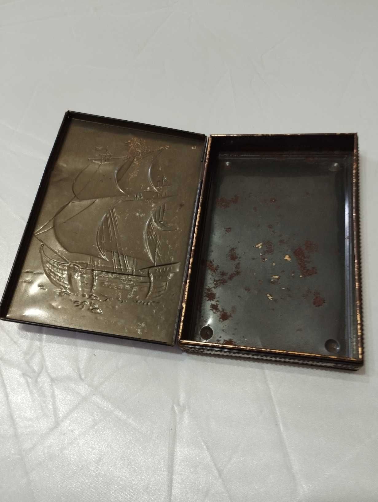 Caixa de latão de chocolate com veleiro