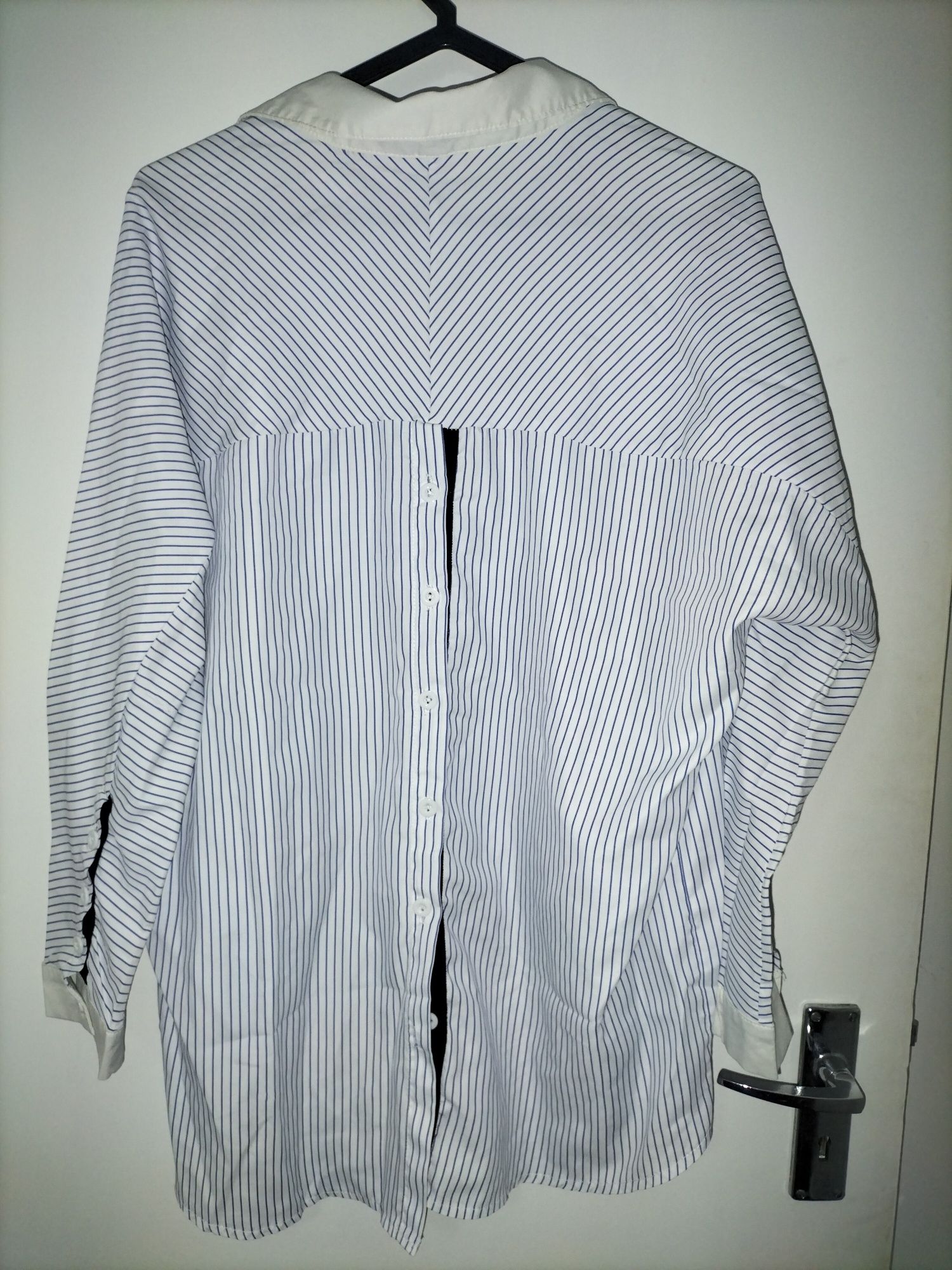 Blusa às riscas azuis e brancas
