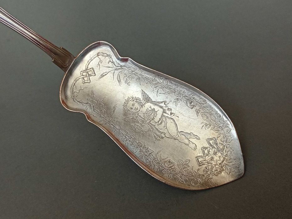 Posrebrzana łopatka do ciasta z amorkiem