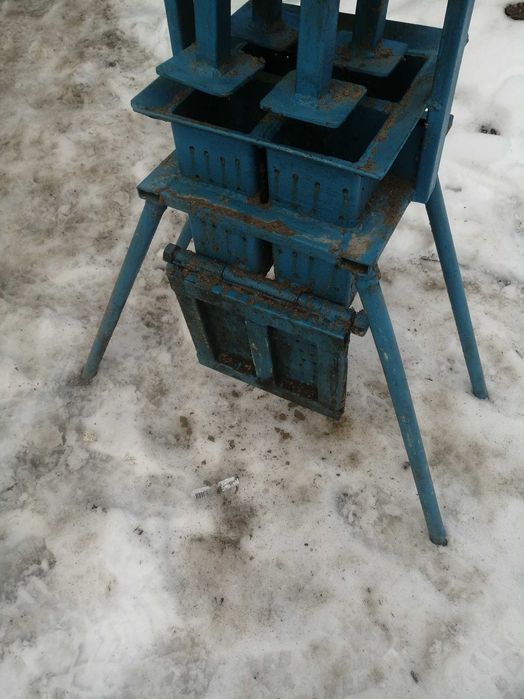 Прес для тирсоблоків на 4 штуки.