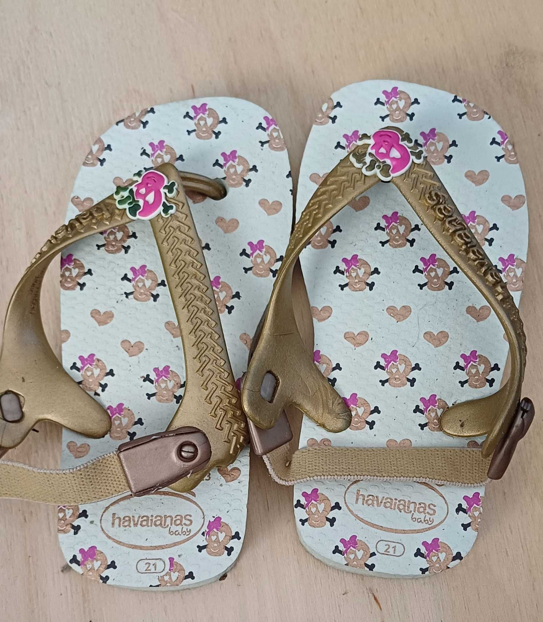 Sandálias e crocs bebe de varios tamanhos