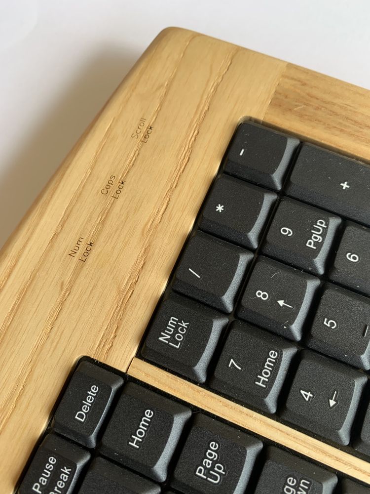 Teclado de madeira