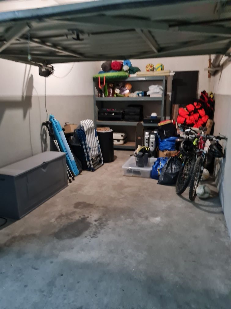 Garagem box fechada situada numa cave de um predio