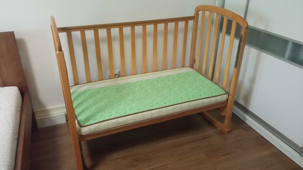 дитяче ліжко колиска з матрацом