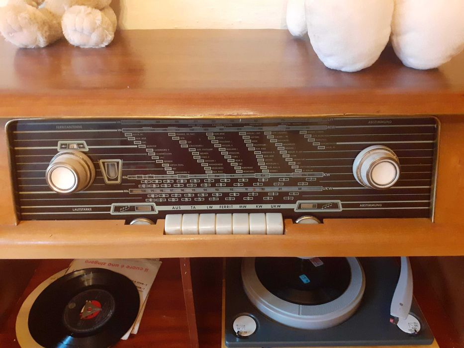 Móvel rádio e gira-discos Tonfunk Stradella