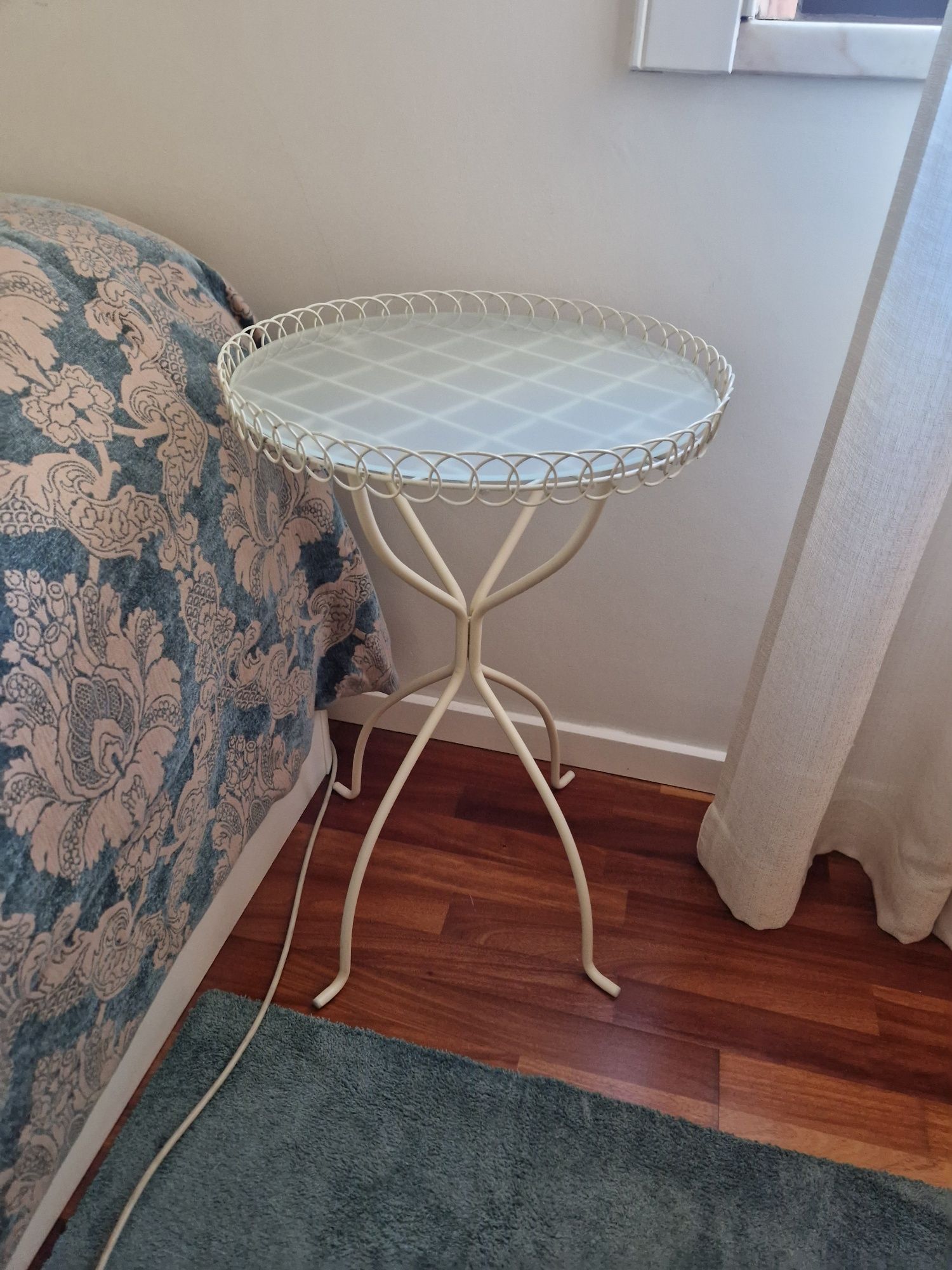 2 mesas de cabeceira/apoio IKEA