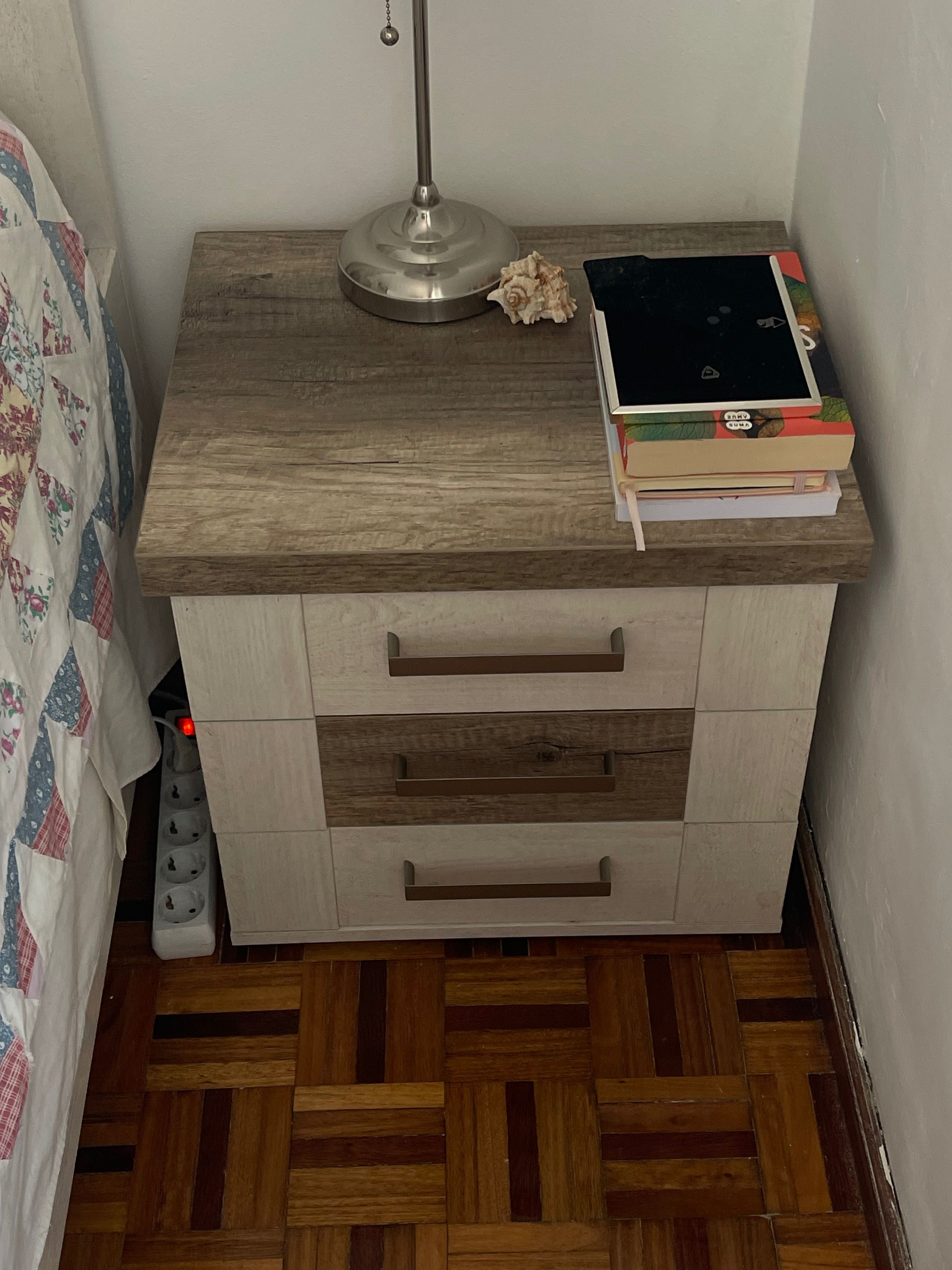 Cama de casal com colchão e 1 mesa de cabeceira