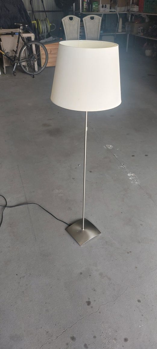 Lampa domowa stojąca