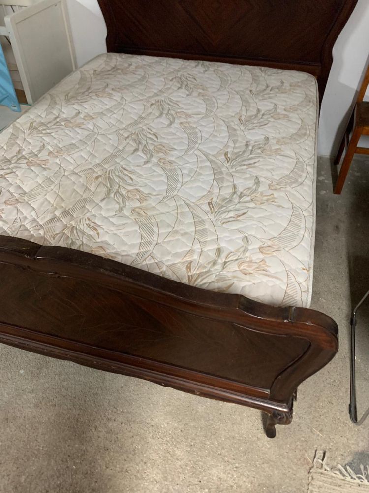 Cama de casal em madeira
