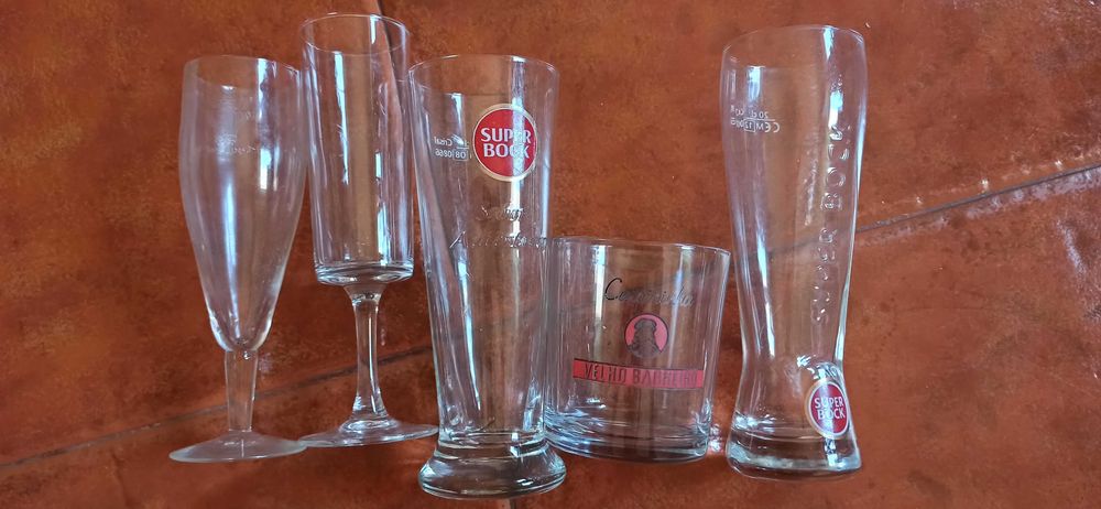 Tudo a 2 euros: copos, caixas plástico, suporte telemóvel, carregador,