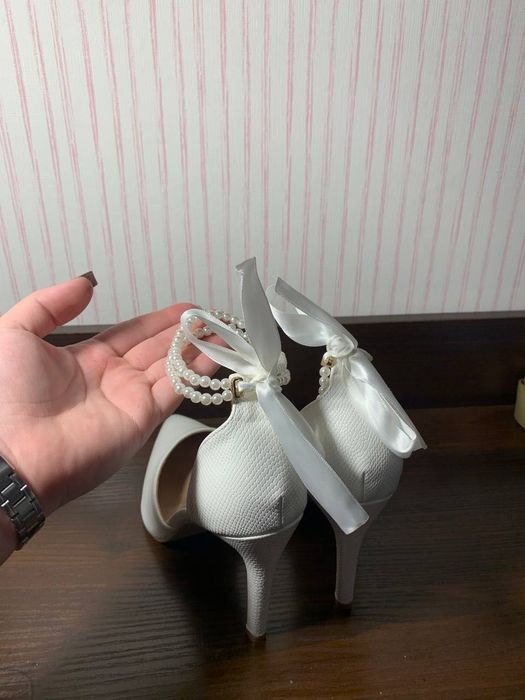 Туфлі на каблуку білі 39р