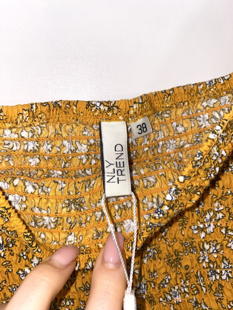 Плаття у квітковий принт гірчичне у квіточку в стилі zara