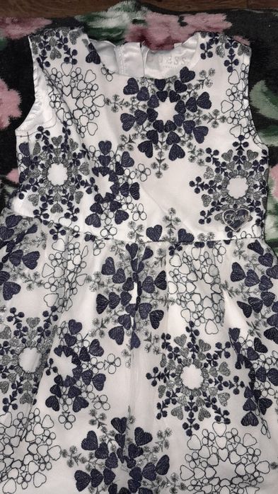 Śliczna sukienka 86 firmy Guess dla małej księżniczki