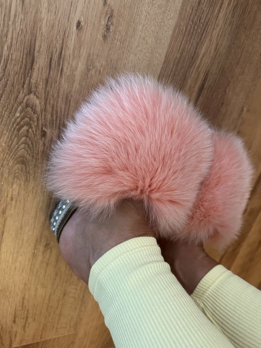 Różowe kapcie z futerkiem – styl i wygoda w jednym!