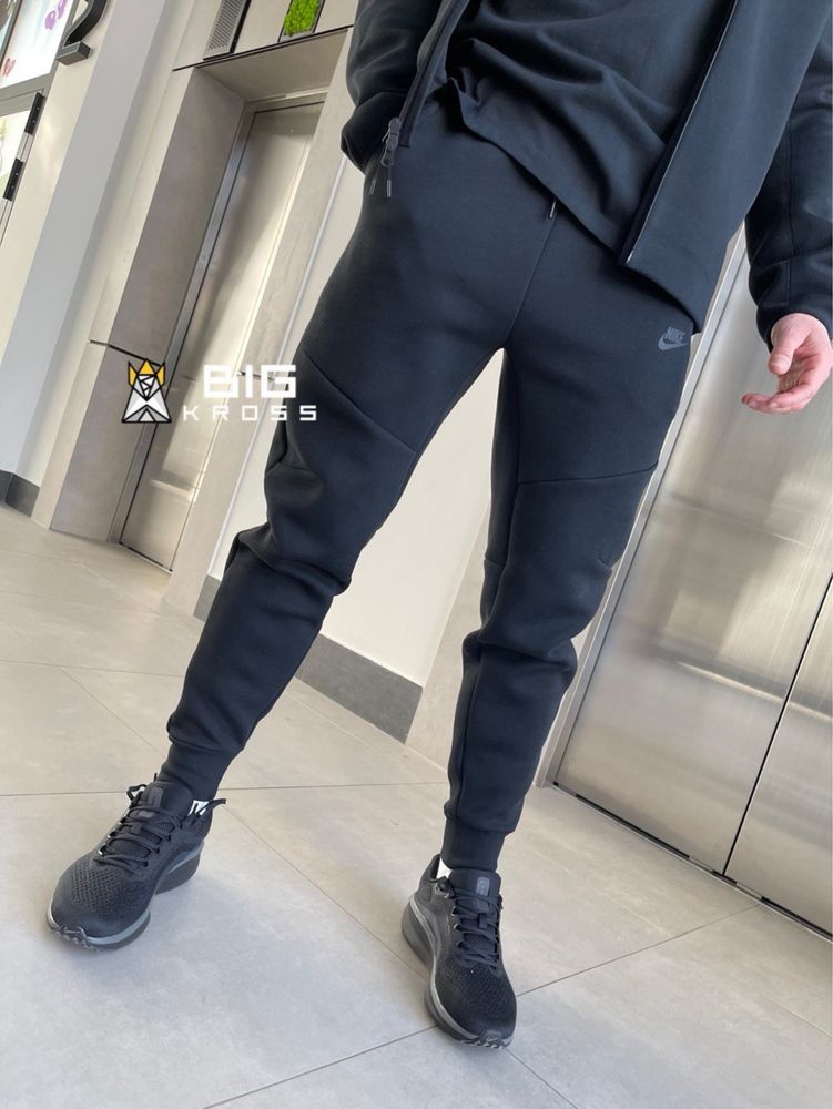 Чоловічі штани Nike Tch Flc  Jggr (HV0959-010)