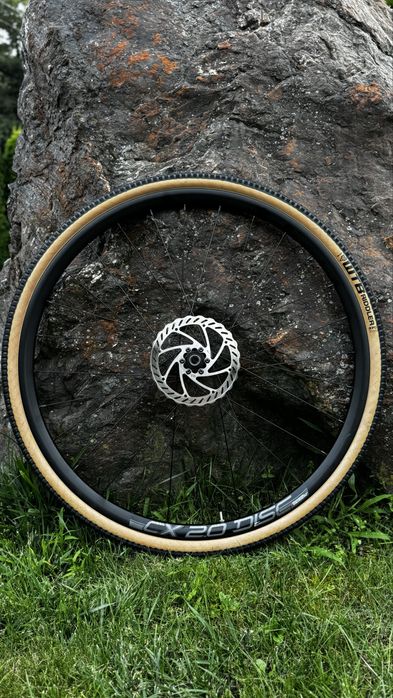 Koła gravel 28 CX 20 Disc. Na oponach z dętkami. Stan bdb.