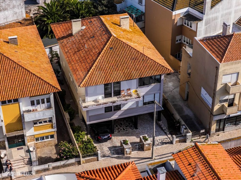 Prédio com 4 Apartamentos, cave e garagem no Centro de Peniche