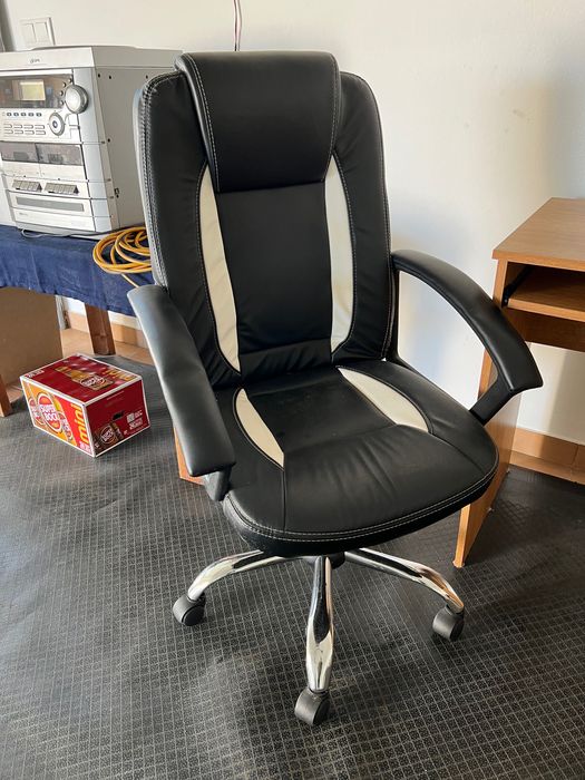 Secretaria com cadeira