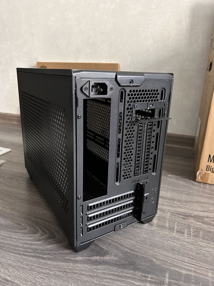 Продам корпус Cooler Master NR200P