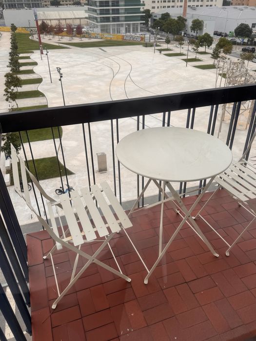 Conjunto mesa + 2 cadeiras