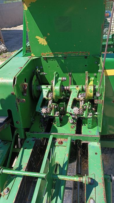 Прес підбирач JOHN DEERE 332