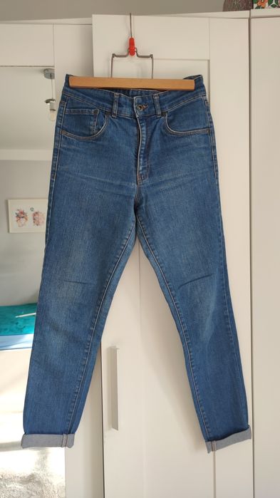 Jeansy z tęczami 

Klasyczne niebieskie jeansy z aplikacjami tęczy n