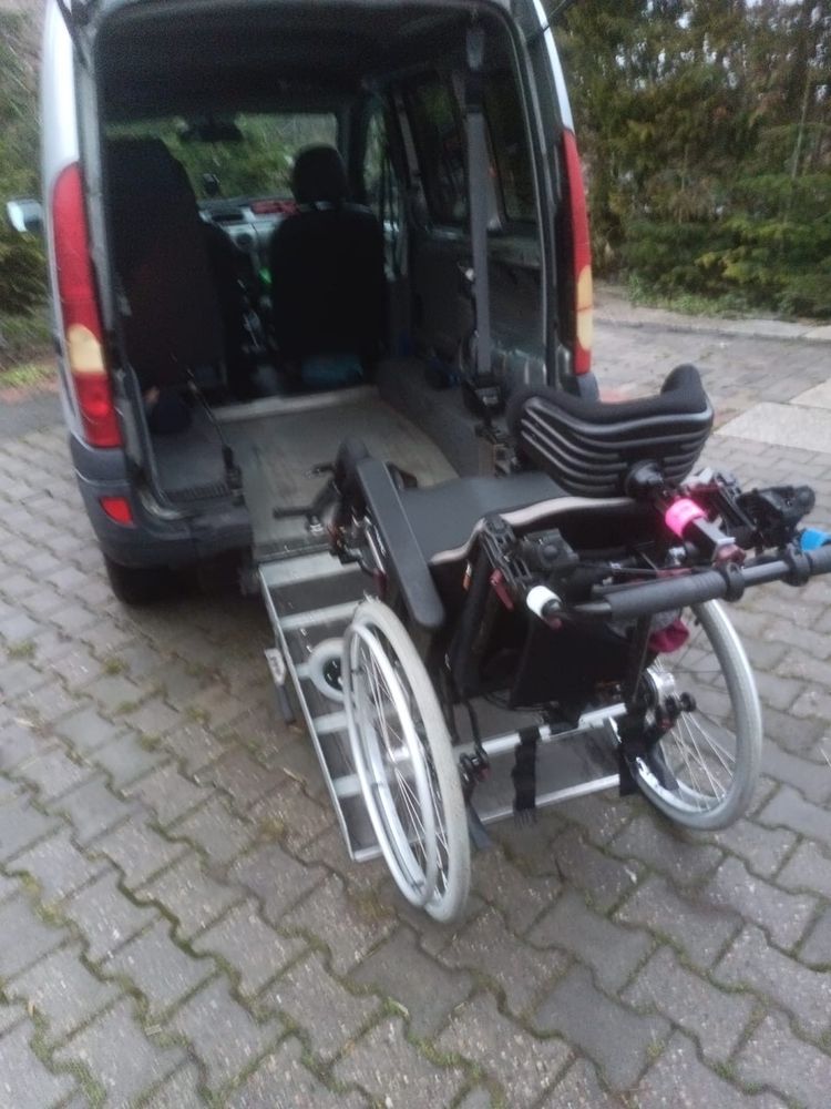 Renault Kangoo z najazdem na wózek inwalidzki – Wynajem