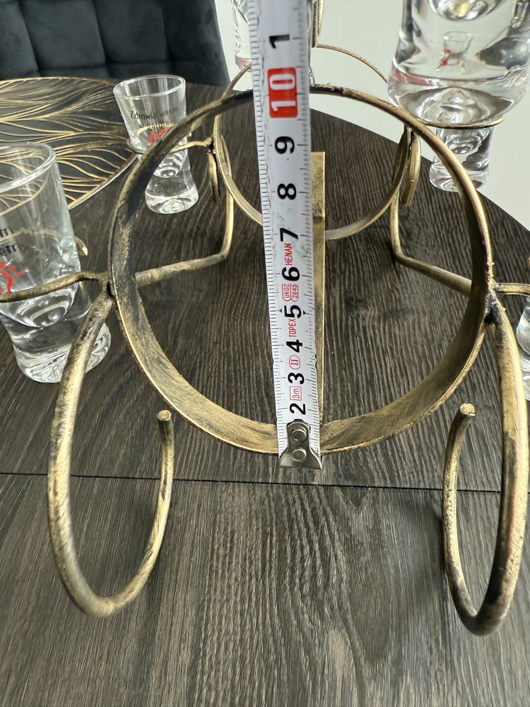 Stojak na alkohol z ciekawymi kieliszkami w komplecie