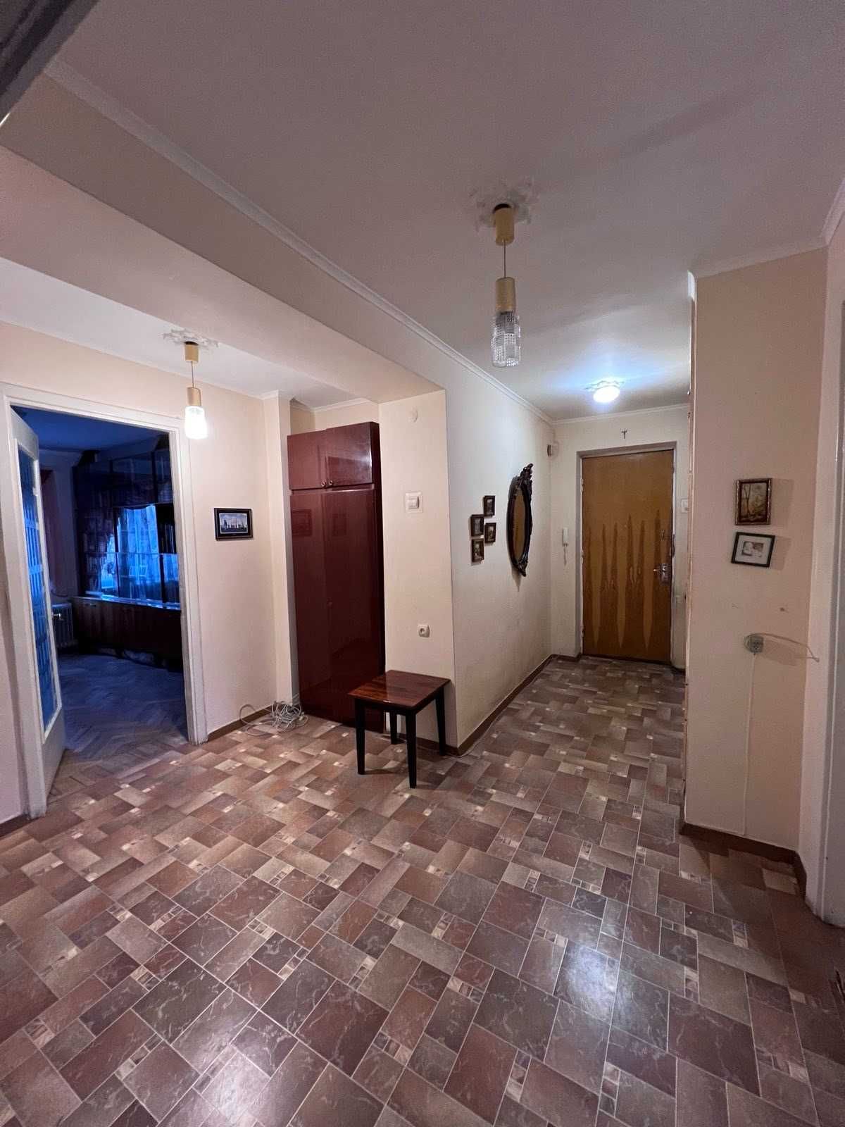 № 12504 -  Продам 3-х кімнатну квартиру, вул. Театральна, 85 м², 3/9 п
