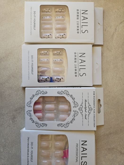 Zestaw sztucznych paznokci.