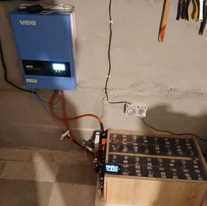 Гибридный солнечный инвертор - преобразователь напряжения 2.2 кВт, б/у